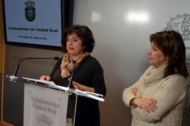 Nohemí Gómez-Pimpollo y la vicepresidenta del Consejo Escolar Municipal, María Ángeles Morena Naranjo