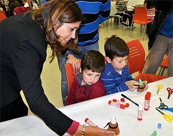 Rosa Romero visitando las actividades de la Semana de la Infancia