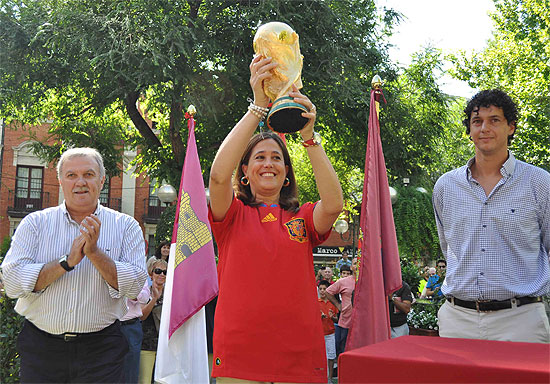 La alcaldesa recibe la Copa del Mundo de fútbol que durante todo el día podrá ser vista y fotografíada por los ciudadrealeños