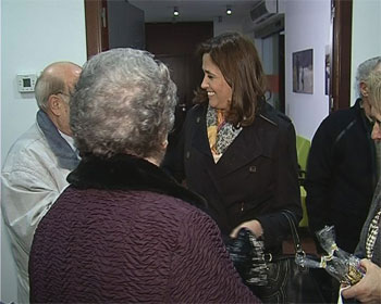 La alcaldesa visitando los hogares de mayores de la ciudad