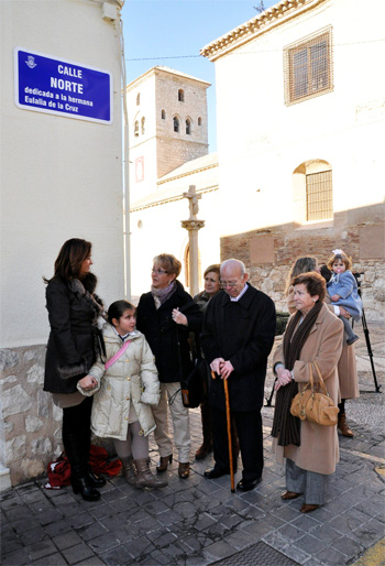 La alcaldesa inaugurando la placa de la Hermana Eulalia
