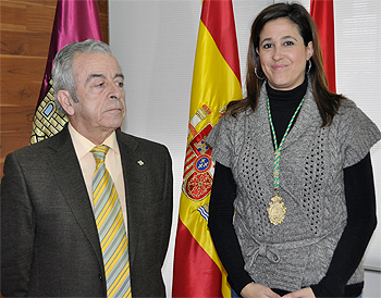 Rosa Romero recibe la medalla de la Hermandad de Alarcos