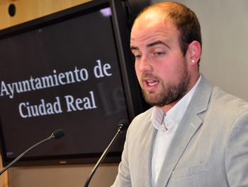 El concejal de Juventud, Carlos Gutiérrez, en rueda de prensa