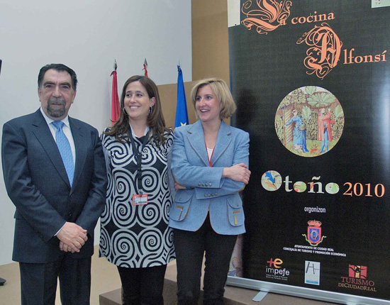 La alcaldesa y la concejal de Turismo junto a Teófilo Arribas