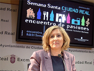Rosario Roncero presentando 'Ciudad Real Encuentro de Pasiones'