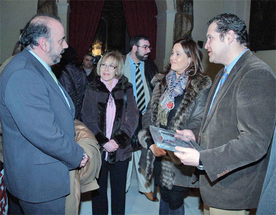 La alcaldesa asiste al Triduo de la Hermandad del Santo Entierro