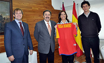 Rosa Romero con el presidente de la Federación de Balonmano