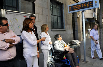 La Alcaldesa inaugura las paradas informativas. 13 paradas de bus urbano con paneles informativos de indicación del tiempo de llegada y un sistema de voz para invidentes