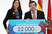 Entrega del cheque para las becas comedor