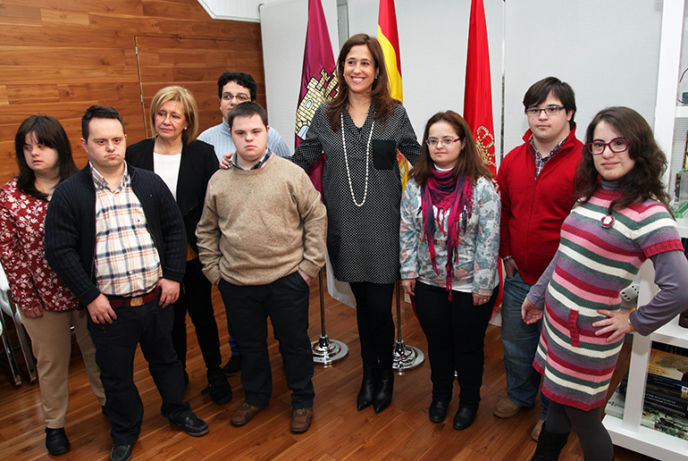 La alcaldesa recibe a los chicos con síndrome de down