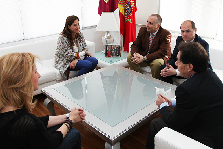 La alcaldesa recibe al coordinador del sector del comercio minorista de FECIR