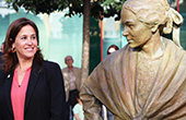 La alcaldesa descubre la escultura de Dulcinea