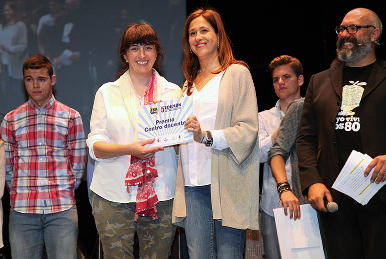 La alcaldesa entrega el premio al ganador del concurso “E.S.O ES MUSICA” 