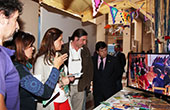 La alcaldesa en la inauguración de la Feria ManchaArte