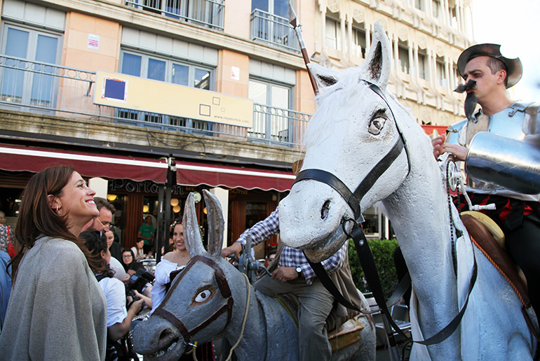 La alcaldesa en la apertura de  El Mercado del Quijote y las Jornadas de Cocina Alfonsí