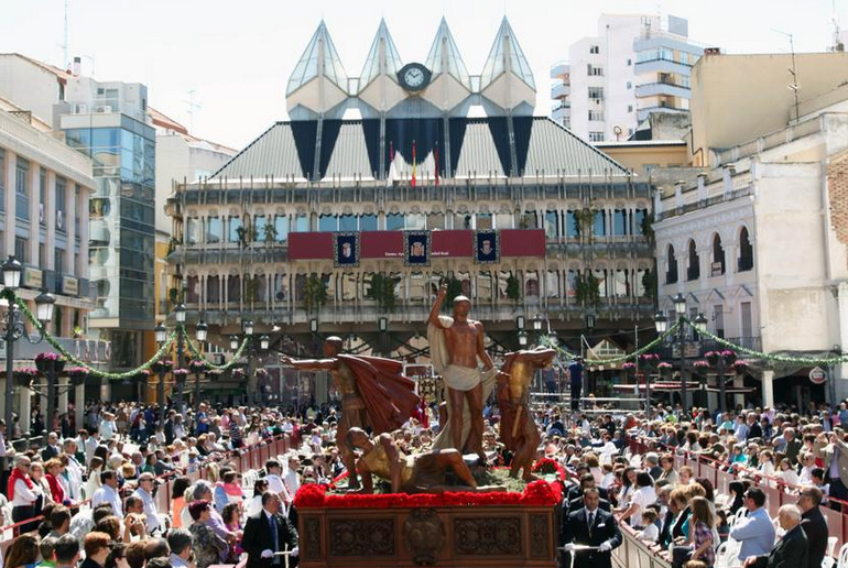 La alcaldesa en la Procesión del Resucitado