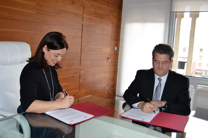 Pilar Zamora firma con el Director General de Aquona 6 becas para clubes deportivos de Ciudad Real