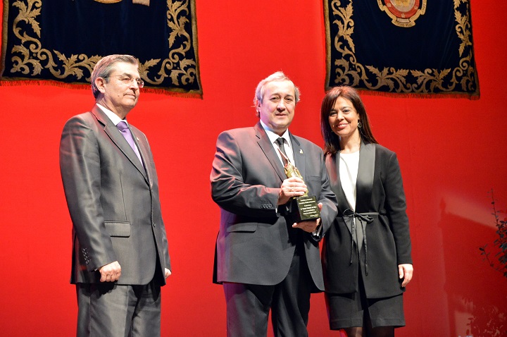 Pilar Zamora entrega el Penitente de Kirico al Magno Pregonero de la Semana Santa 2016 Tomás Robledo