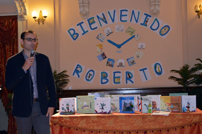 Los lectores infantiles de las Bibliotecas Municipales sorprenden a Roberto Aliaga representando sus obras