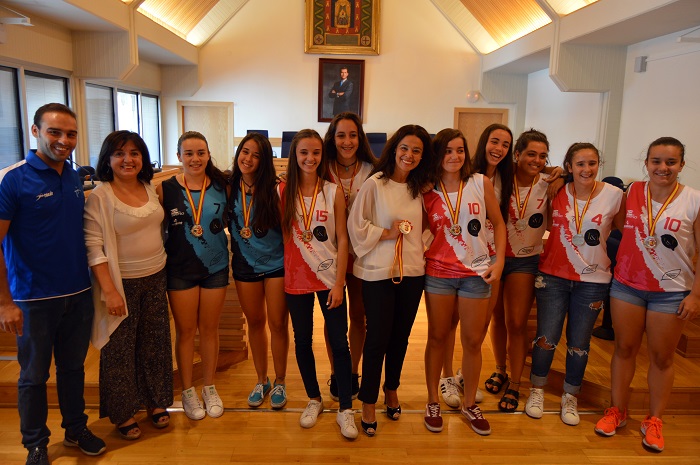 Pilar Zamora recibe a las juveniles del BM Playa Ciudad Real que se han proclamado subcampeonas de España