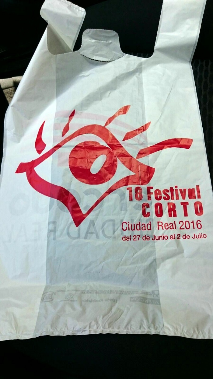 El Festival Corto Ciudad Real se promociona en 12.000 bolsas  del Mercado Municipal