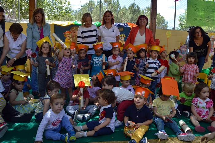 Graduados los alumnos que terminan su estancia  en la Escuela Infantil de la Granja