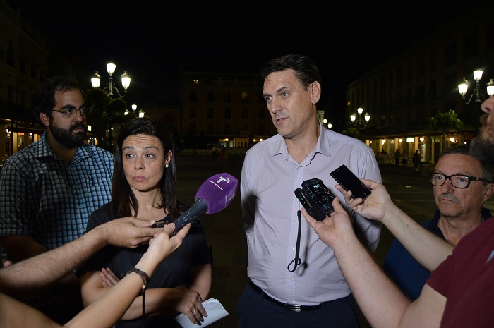 La rotura de dos tuberías en la calle Feria  deja sin agua durante la noche a 120 abonados 