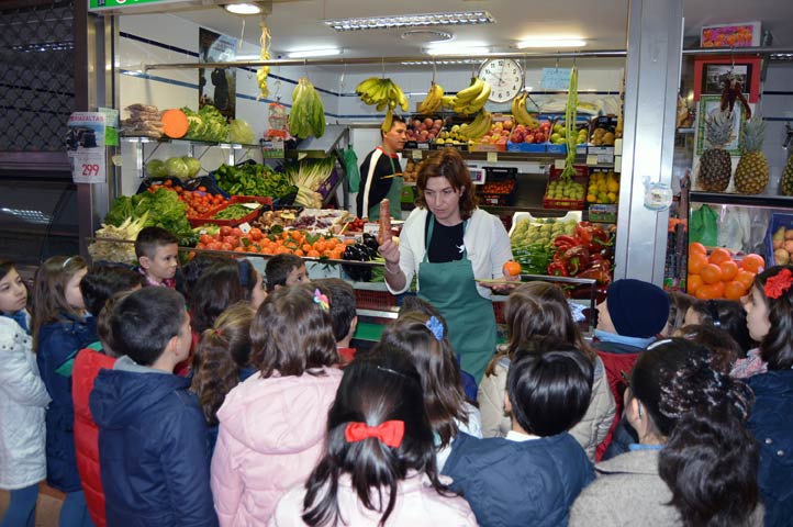 Escolares del Colegio San José conocen los diferentes productos del Mercado Municipal de Ciudad Real