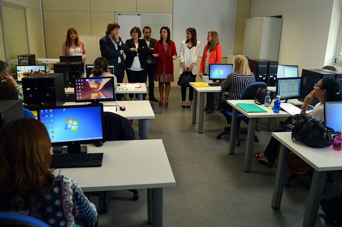 Pilar Zamora visita a los 12 alumnos que reciben formación en el Taller de Empleo “Cervantes”