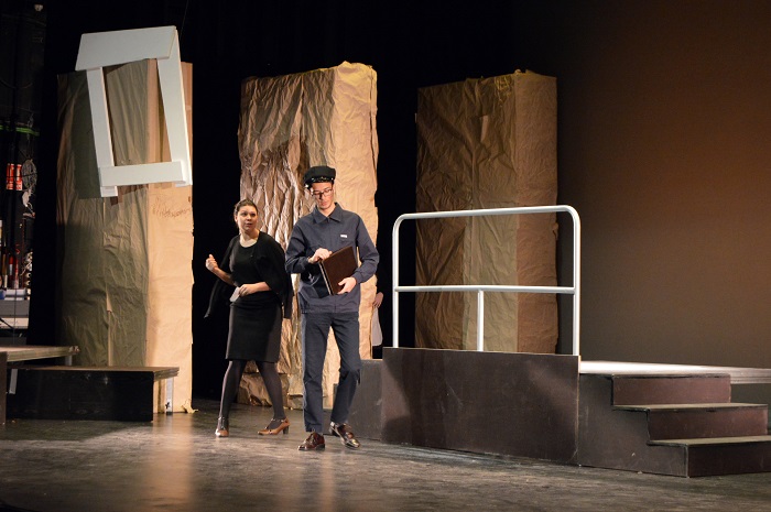 500 estudiantes asisten en el Teatro Quijano a la representación de “Historia  de una escalera”