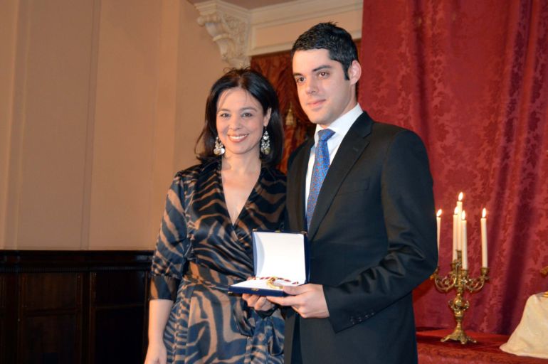 Pilar Zamora entrega a la Hermandad del Cristo de la Piedad la Medalla de la Corporación por sus 400 años