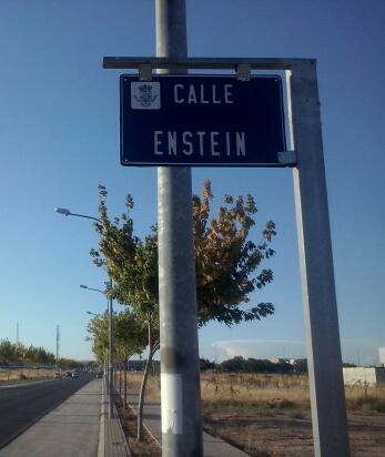 El Ayuntamiento de Ciudad Real “corrige”  el nombre de la calle Einstein de sus placas