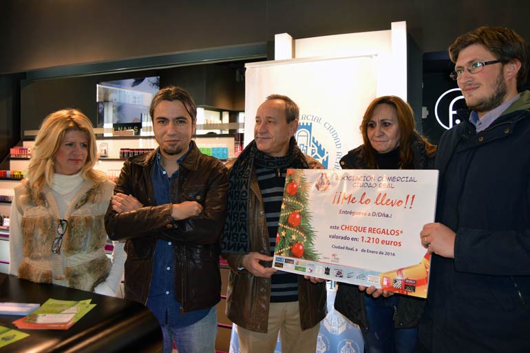 Entregado el cheque-regalo de 1.200€ de la campaña de Navidad de la Asociación Comercial de Ciudad Real