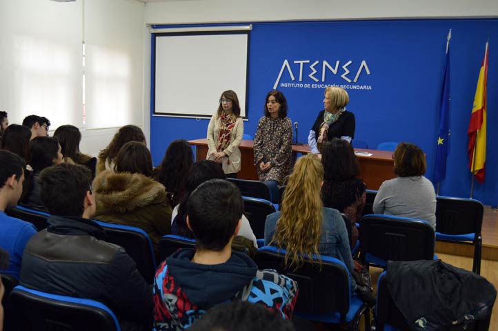 La alcaldesa de Ciudad Real participa en un Taller contra la Violencia de Género en el IES ATENEA