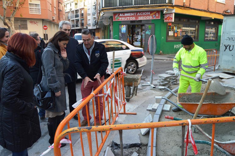 Pilar Zamora visita las obras de accesibilidad  que se están realizando en la calle Lirio