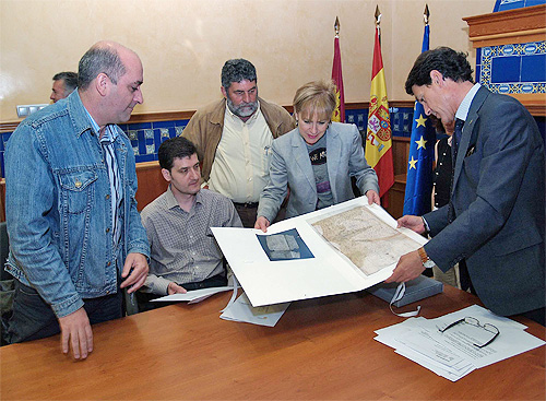 Teresa Aguirre recoge en nombre del Ayuntamiento un pergamino del siglo XIV del Archivo Municipal restaurado por la Junta