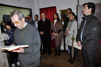 Rosa Romero visitando las Cruces de Mayo