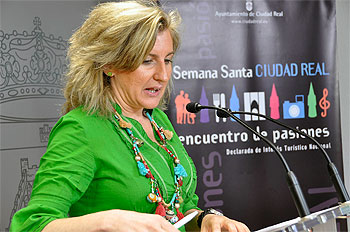 Rosario Roncero presentando la guía de Encuentro de pasiones