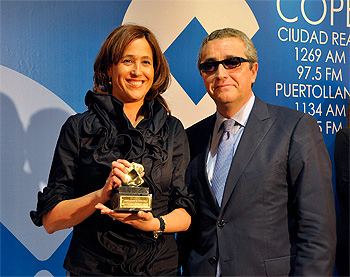 La alcaldesa recibiendo los premios de la COPE