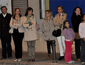 Rosa Romero con algunos mienbros del equipo de Gobierno durante las procesiones del Martes Santo