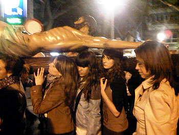 La alcaldesa durante el Vía Crucis