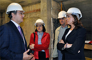 La alcaldesa durante la visita a las obras del Museo Elisa Cendrero