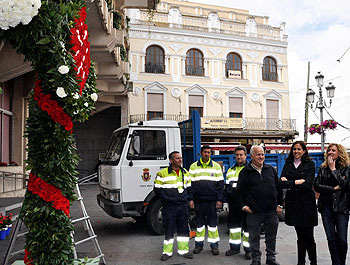 Alcaldesa visitando la Cruz de Mayo de la Plaza Mayor