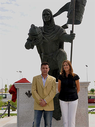 La alcaldesa inaugura oficialmente la estatua de Hernán Pérez Del Pulgar