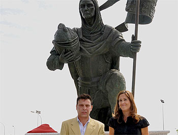 La alcaldesa inaugura oficialmente la estatua de Hernán Pérez Del Pulgar