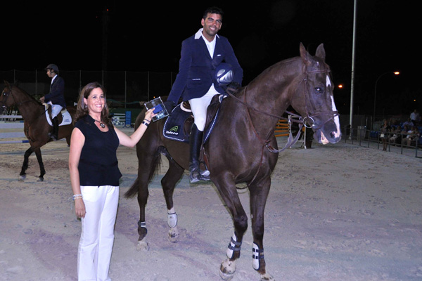 La alcaldesa de ciudad real entregó los premios a los ganadores de la 19ª prueba del Concurso Hípico Nacional de saltos que se celebró el pasado sábado