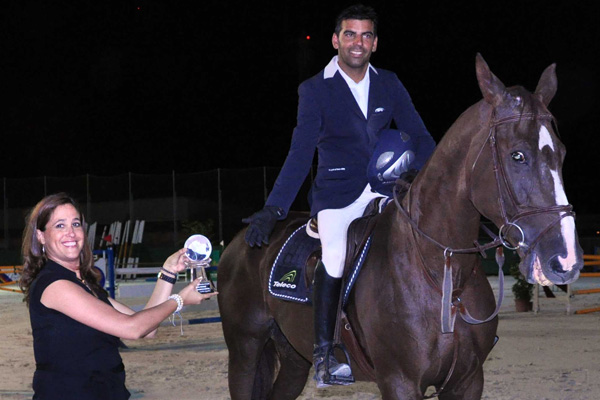 La alcaldesa de ciudad real entregó los premios a los ganadores de la 19ª prueba del Concurso Hípico Nacional de saltos que se celebró el pasado sábado