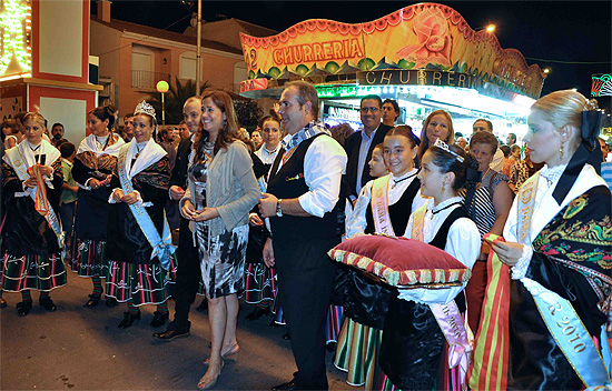 La alcaldesa, el concejal de Festejos, el Pandorgo y Damas y Reina en la inauguración de la Feria