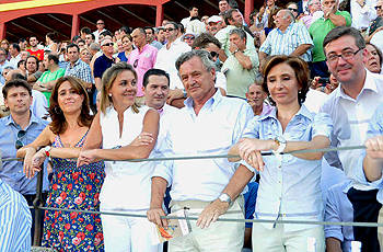 Rosa Romero junto a Cospedal en la plaza de toros