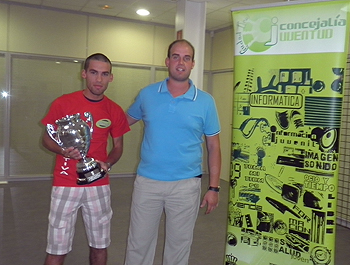 Carlos Gutiérrez entregando los trofeos